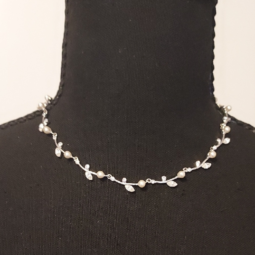 Silver, Pearl, And Rhinestone Necklace leaf pattern short necklace Vintage